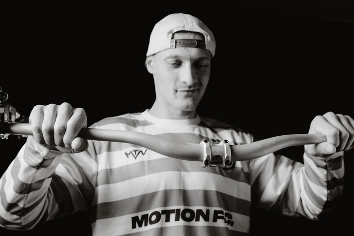 MTN Components MTB Lenker - The Motion Brand Lukas Knopf Lenker Lukas Knopf Komponenten Merchandise Lukas Knopf Griffe Lifes Short Stunt It Silberner Lenker Silber Lenker Grauer Lenker
