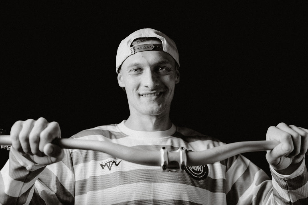 MTN Components MTB Lenker - The Motion Brand Lukas Knopf Lenker Lukas Knopf Komponenten Merchandise Lukas Knopf Griffe Lifes Short Stunt It Silberner Lenker Silber Lenker Grauer Lenker