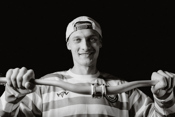 MTN Components MTB Lenker - The Motion Brand Lukas Knopf Lenker Lukas Knopf Komponenten Merchandise Lukas Knopf Griffe Lifes Short Stunt It Silberner Lenker Silber Lenker Grauer Lenker