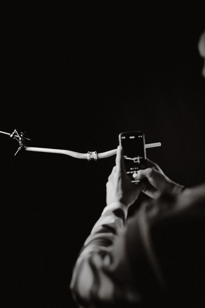 MTN Components MTB Lenker - The Motion Brand Lukas Knopf Lenker Lukas Knopf Komponenten Merchandise Lukas Knopf Griffe Lifes Short Stunt It Silberner Lenker Silber Lenker Grauer Lenker