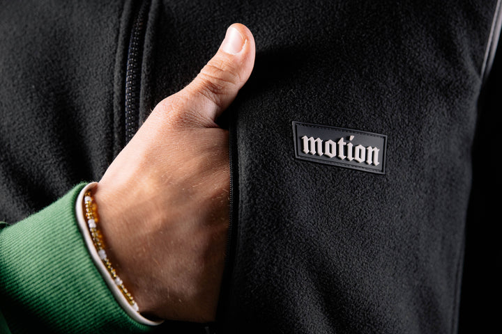 Motion Trail Fleece Weste - The Motion Brand  Fleece Jacke Weste Lukas Knopf Merchandise Trail Jacke MTB Jacke MTB Fleece Jacke Fleece Weste Schwarze Fleece Weste