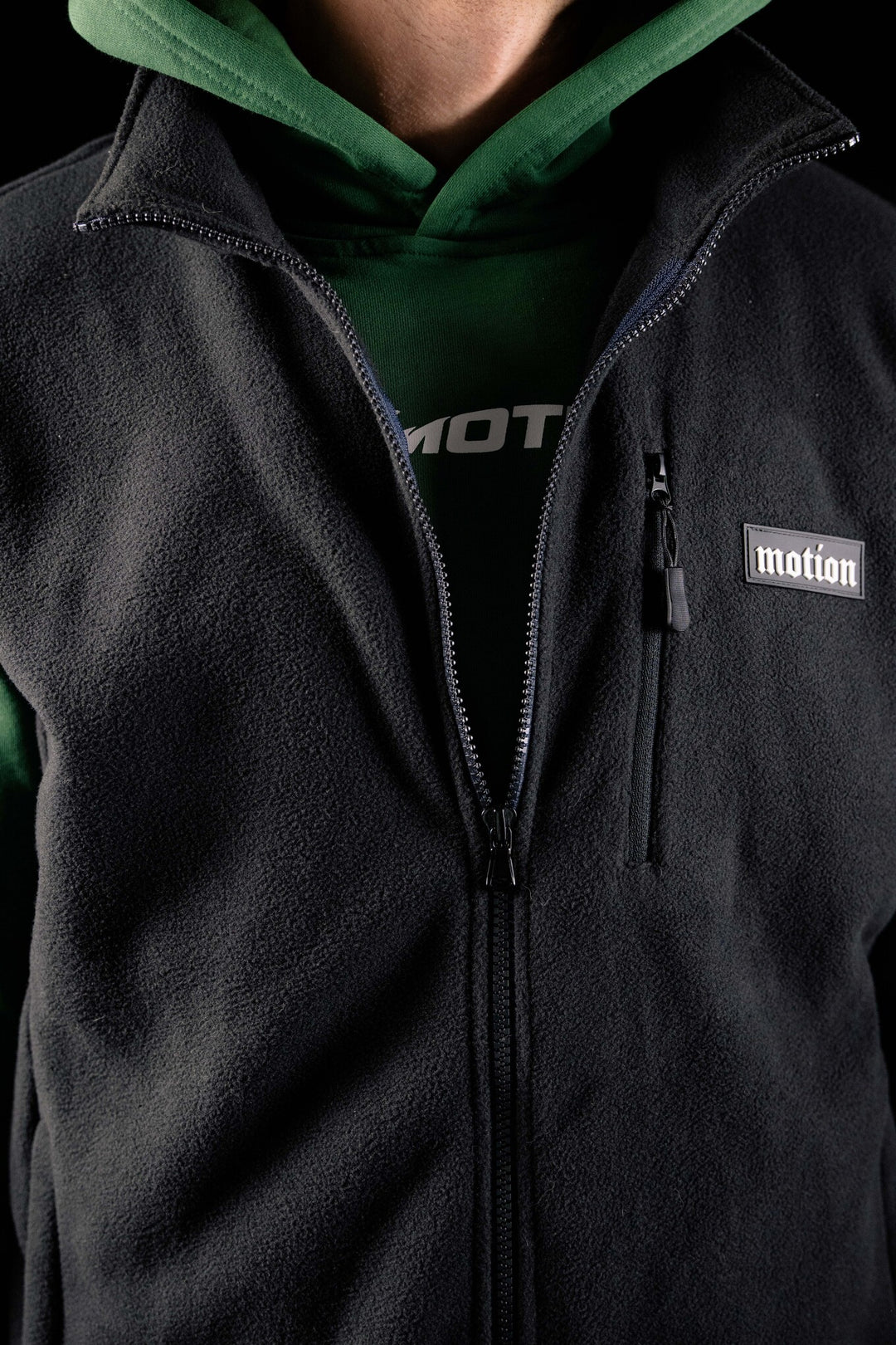 Motion Trail Fleece Weste - The Motion Brand  Fleece Jacke Weste Lukas Knopf Merchandise Trail Jacke MTB Jacke MTB Fleece Jacke Fleece Weste Schwarze Fleece Weste