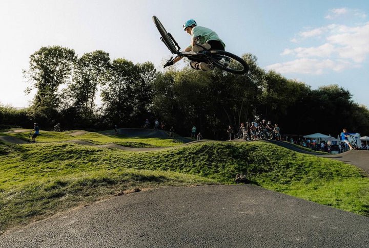 Lukas Knopf Bikecamp Bike Kurs Bikekurse Lukas Knopf Dirtjump The Motion Brand Halle 2.0 Foampit Schaumstoffgrube pumptrack oberwiesenthal bikegenuss erzgebirge