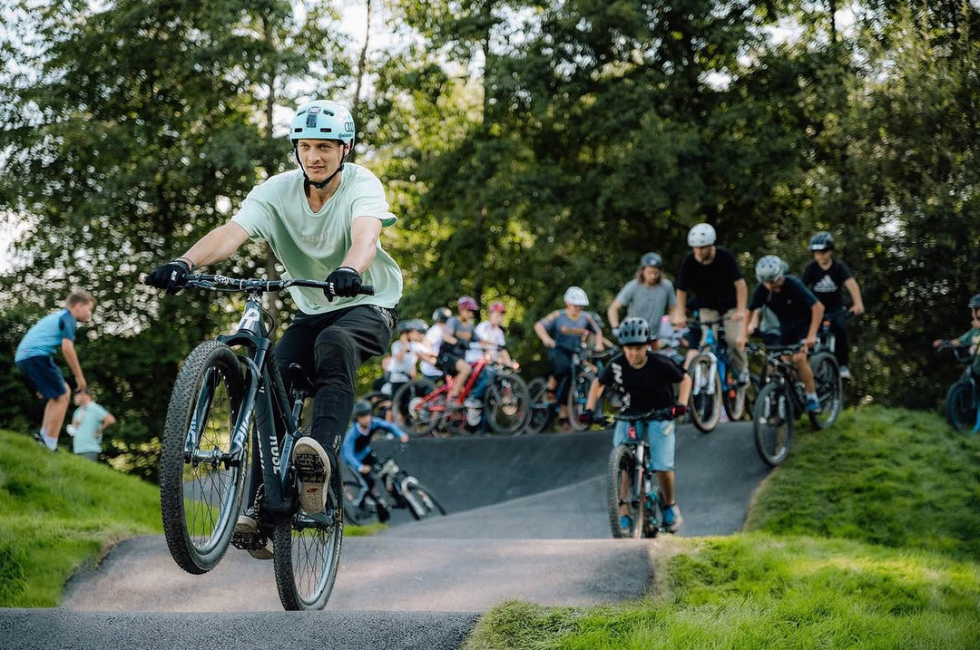 Lukas Knopf Bikecamp Bike Kurs Bikekurse Lukas Knopf Dirtjump The Motion Brand Halle 2.0 Foampit Schaumstoffgrube pumptrack oberwiesenthal bikegenuss erzgebirge