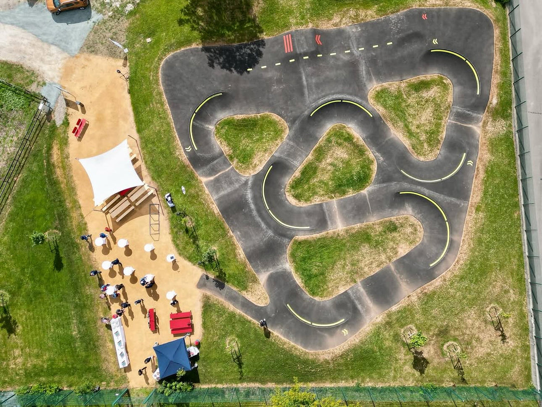 Lukas Knopf Bikecamp Bike Kurs Bikekurse Lukas Knopf Dirtjump The Motion Brand Halle 2.0 Foampit Schaumstoffgrube pumptrack oberwiesenthal bikegenuss erzgebirge