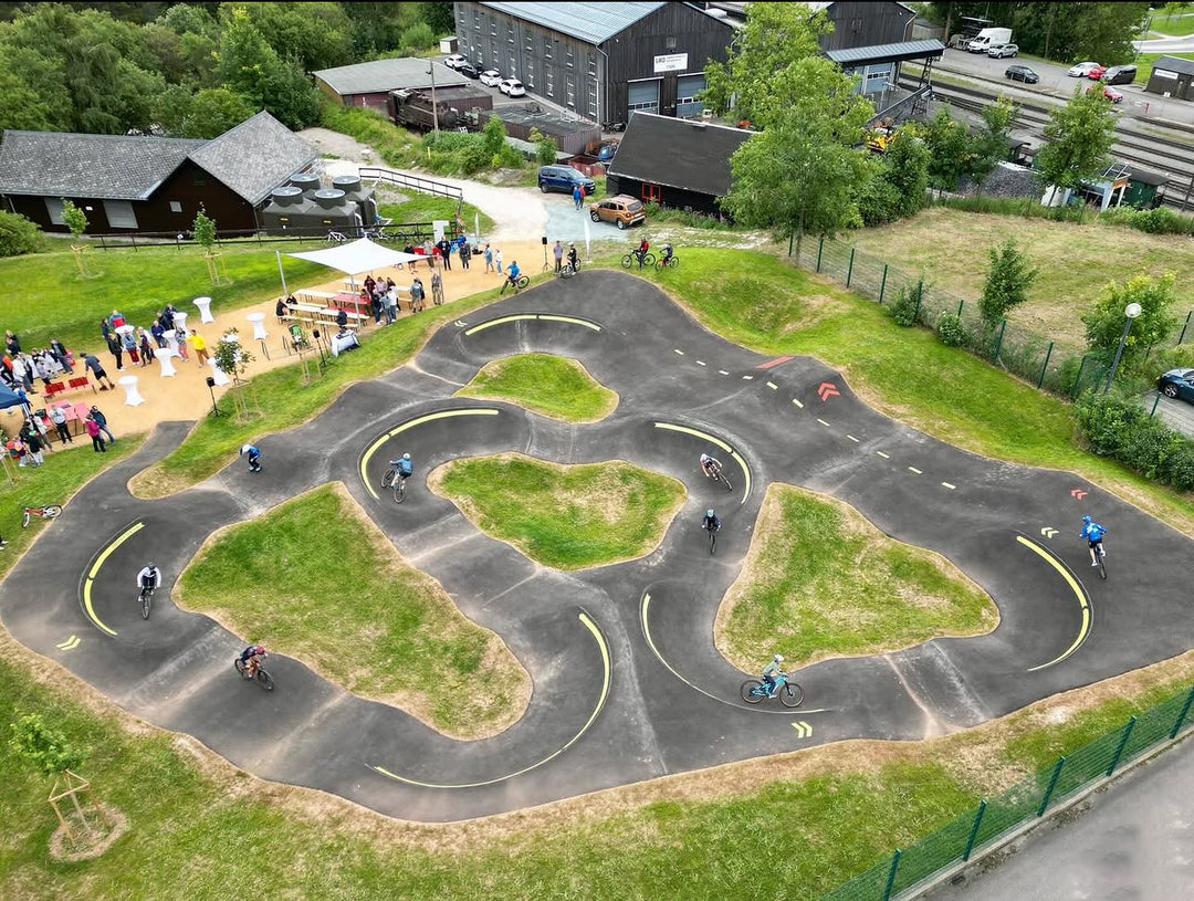 Lukas Knopf Bikecamp Bike Kurs Bikekurse Lukas Knopf Dirtjump The Motion Brand Halle 2.0 Foampit Schaumstoffgrube pumptrack oberwiesenthal bikegenuss erzgebirge