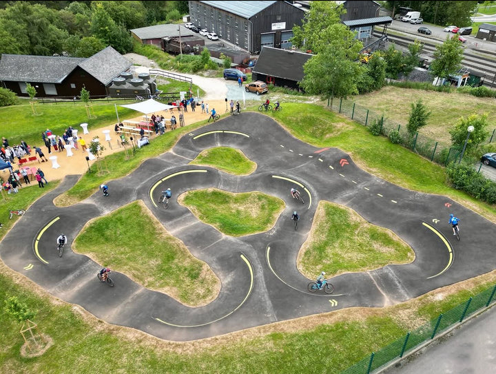 Lukas Knopf Bikecamp Bike Kurs Bikekurse Lukas Knopf Dirtjump The Motion Brand Halle 2.0 Foampit Schaumstoffgrube pumptrack oberwiesenthal bikegenuss erzgebirge