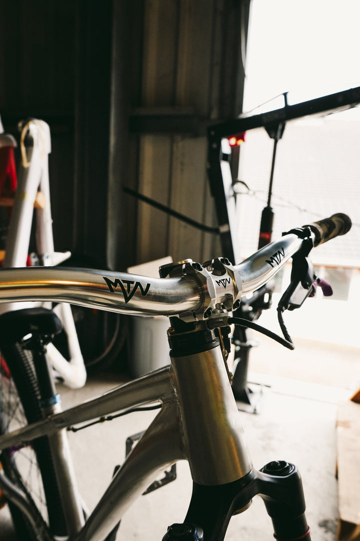 Chrome MTN Components MTB Lenker - The Motion Brand Lukas Knopf Lenker Lukas Knopf Komponenten Merchandise Lukas Knopf Griffe Lifes Short Stunt It 25mm Lenker 38mm Rise Lenker Riserbar Chrom Lenker