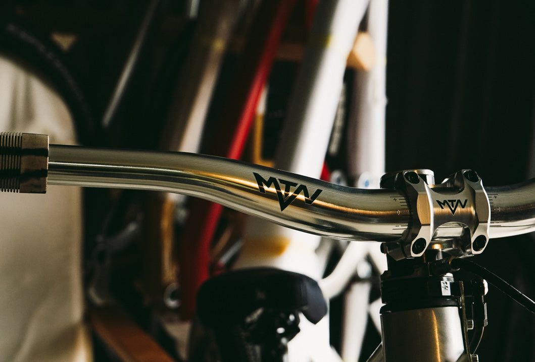 Chrome MTN Components MTB Lenker - The Motion Brand Lukas Knopf Lenker Lukas Knopf Komponenten Merchandise Lukas Knopf Griffe Lifes Short Stunt It 25mm Lenker 38mm Rise Lenker Riserbar Chrom Lenker