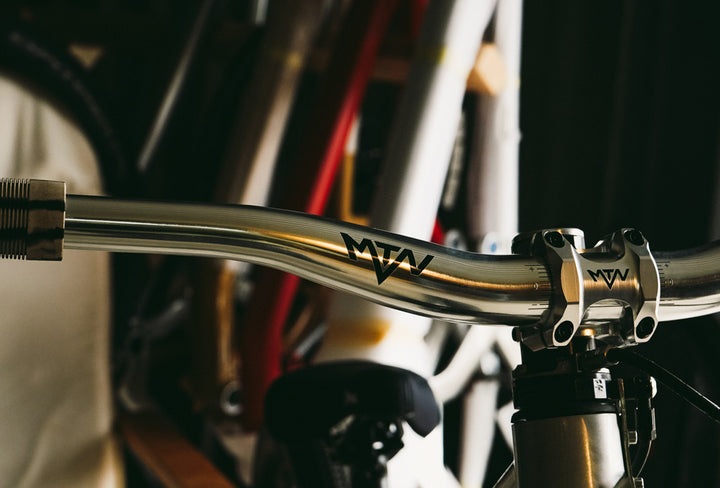 Chrome MTN Components MTB Lenker - The Motion Brand Lukas Knopf Lenker Lukas Knopf Komponenten Merchandise Lukas Knopf Griffe Lifes Short Stunt It 25mm Lenker 38mm Rise Lenker Riserbar Chrom Lenker