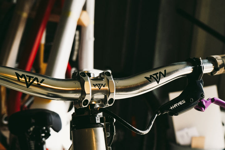 Chrome MTN Components MTB Lenker - The Motion Brand Lukas Knopf Lenker Lukas Knopf Komponenten Merchandise Lukas Knopf Griffe Lifes Short Stunt It 25mm Lenker 38mm Rise Lenker Riserbar Chrom Lenker