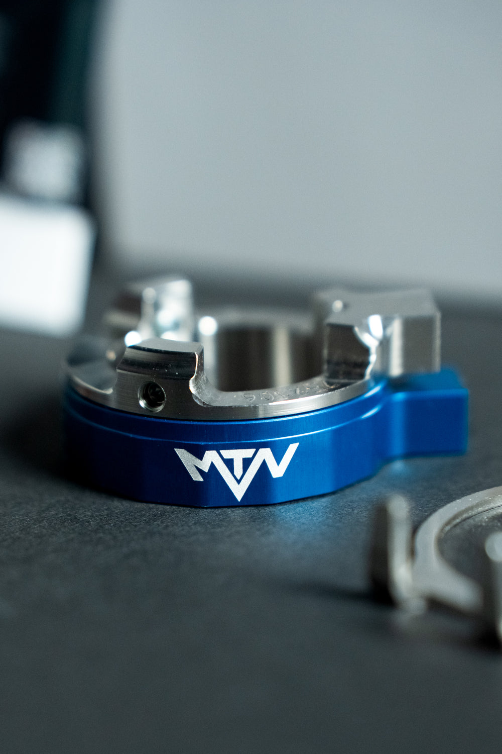 MTN Components Hydraulic Gyro 2.0 / Hydraulischer Rotor - The Motion Brand Lukas Knopf Gyro Barspin Tailwhip Trickstuff trixer endless barspins MTN Components Gyro Brandon Semenuk Gyro Godziek Gyro Dirtjump Gyro Slopestyle Gyro Freeride Gyro Blue Gyro Blauer Gyro Blauer Rotor