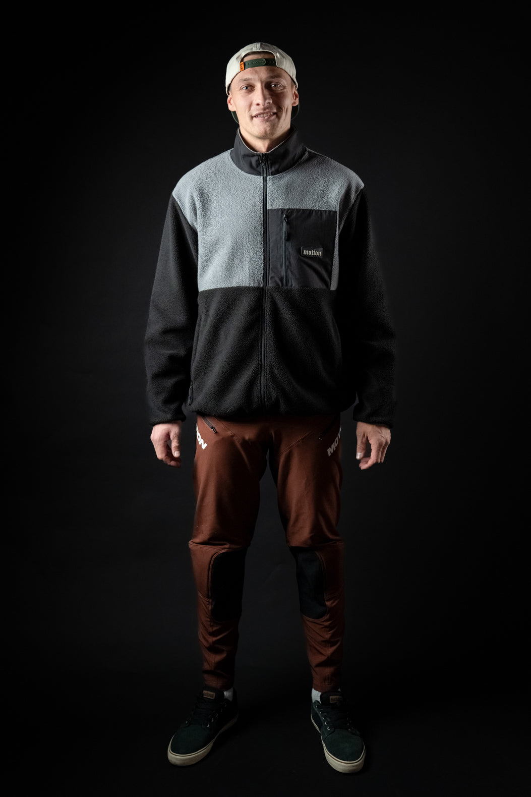 Motion Trail Fleece Jacke - The Motion Brand Grey Black Fleece Jacke Lukas Knopf Merchandise Trail Jacke MTB Jacke MTB Fleece Jacke Grau Schwarz Fleece Jacke MTB Bekleidung