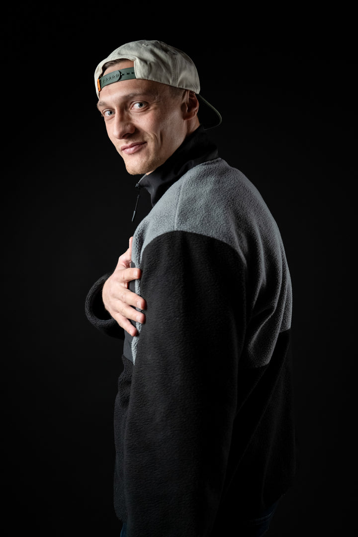 Motion Trail Fleece Jacke - The Motion Brand Grey Black Fleece Jacke Lukas Knopf Merchandise Trail Jacke MTB Jacke MTB Fleece Jacke Grau Schwarz Fleece Jacke MTB Bekleidung