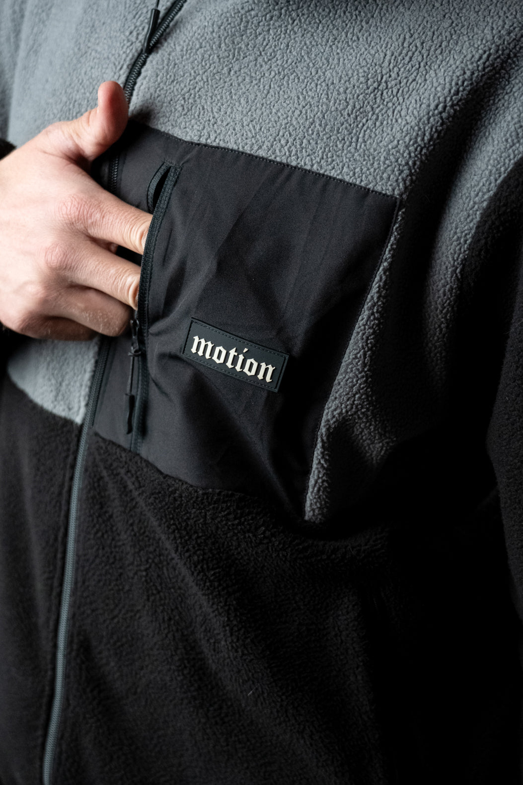 Motion Trail Fleece Jacke - The Motion Brand Grey Black Fleece Jacke Lukas Knopf Merchandise Trail Jacke MTB Jacke MTB Fleece Jacke Grau Schwarz Fleece Jacke MTB Bekleidung