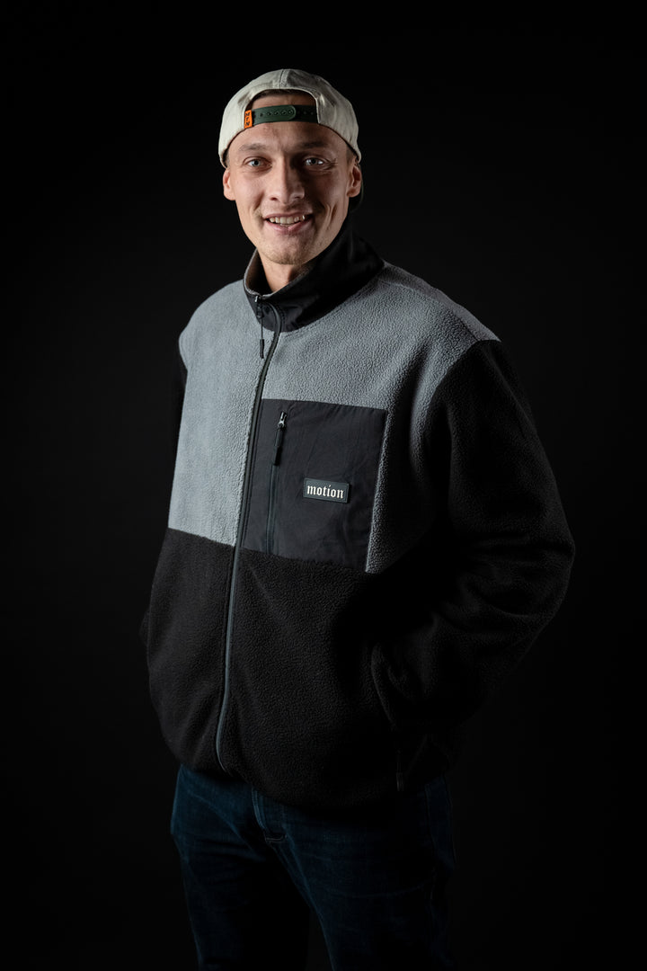 Motion Trail Fleece Jacke - The Motion Brand Grey Black Fleece Jacke Lukas Knopf Merchandise Trail Jacke MTB Jacke MTB Fleece Jacke Grau Schwarz Fleece Jacke MTB Bekleidung