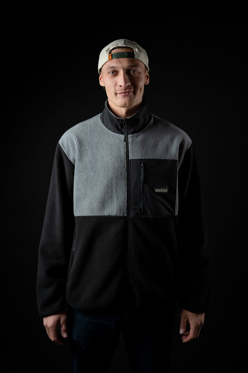 Motion Trail Fleece Jacke - The Motion Brand Grey Black Fleece Jacke Lukas Knopf Merchandise Trail Jacke MTB Jacke MTB Fleece Jacke Grau Schwarz Fleece Jacke MTB Bekleidung