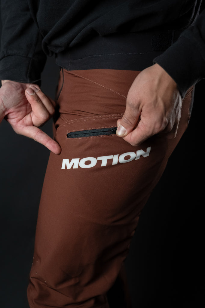 Brown Trail MTB Pants (Hose) lang - The Motion Brand Fahrradhose Mountainbike Hose mit Protektor Lukas Knopf Fahrradhose MTB Freeride Hose Downhill Hose Downhill Pants Braun Brown Pants Kevlar