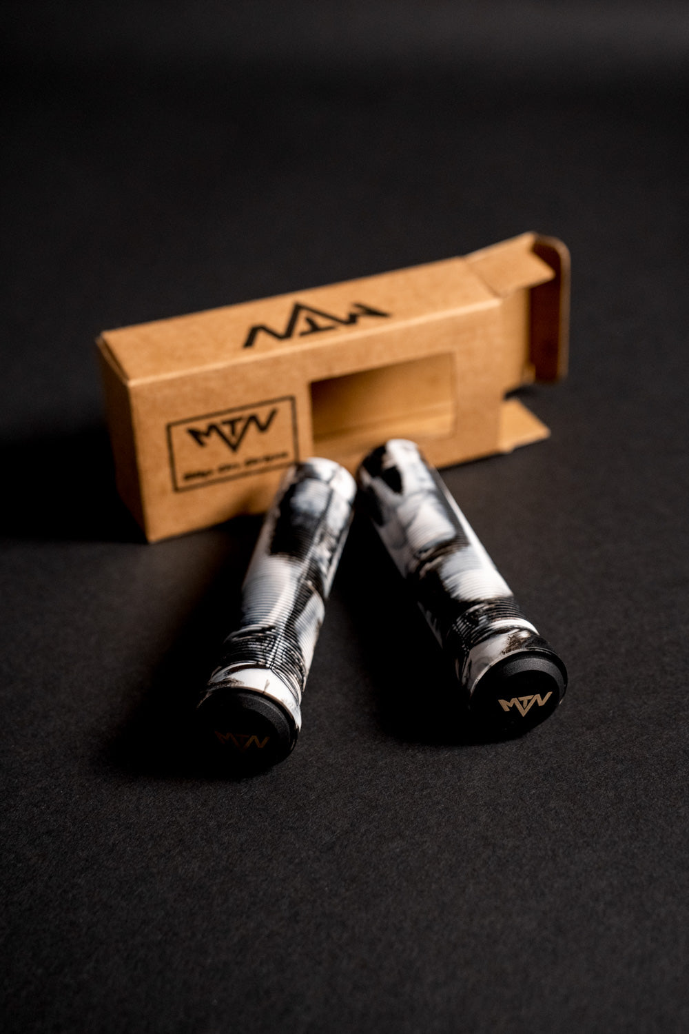 Slip On MTN Components Griffe - The Motion Brand Mountainbikegriffe Mountainbike Griffe Camo Camouflage Griffe Fahrrad Fahrradgriffe Lukas Knopf Griffe Lukas Knopf Merchandise MTB Griffe Camo BMX Griffe Downhill Griffe Freeride Griffe Camo Griffe