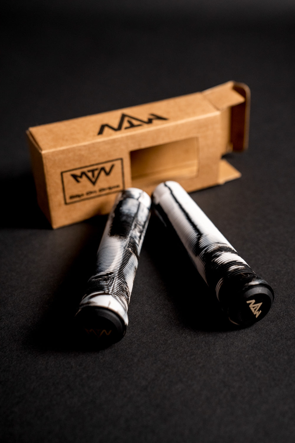 Slip On MTN Components Griffe - The Motion Brand Mountainbikegriffe Mountainbike Griffe Camo Camouflage Griffe Fahrrad Fahrradgriffe Lukas Knopf Griffe Lukas Knopf Merchandise MTB Griffe Camo BMX Griffe Downhill Griffe Freeride Griffe Camo Griffe