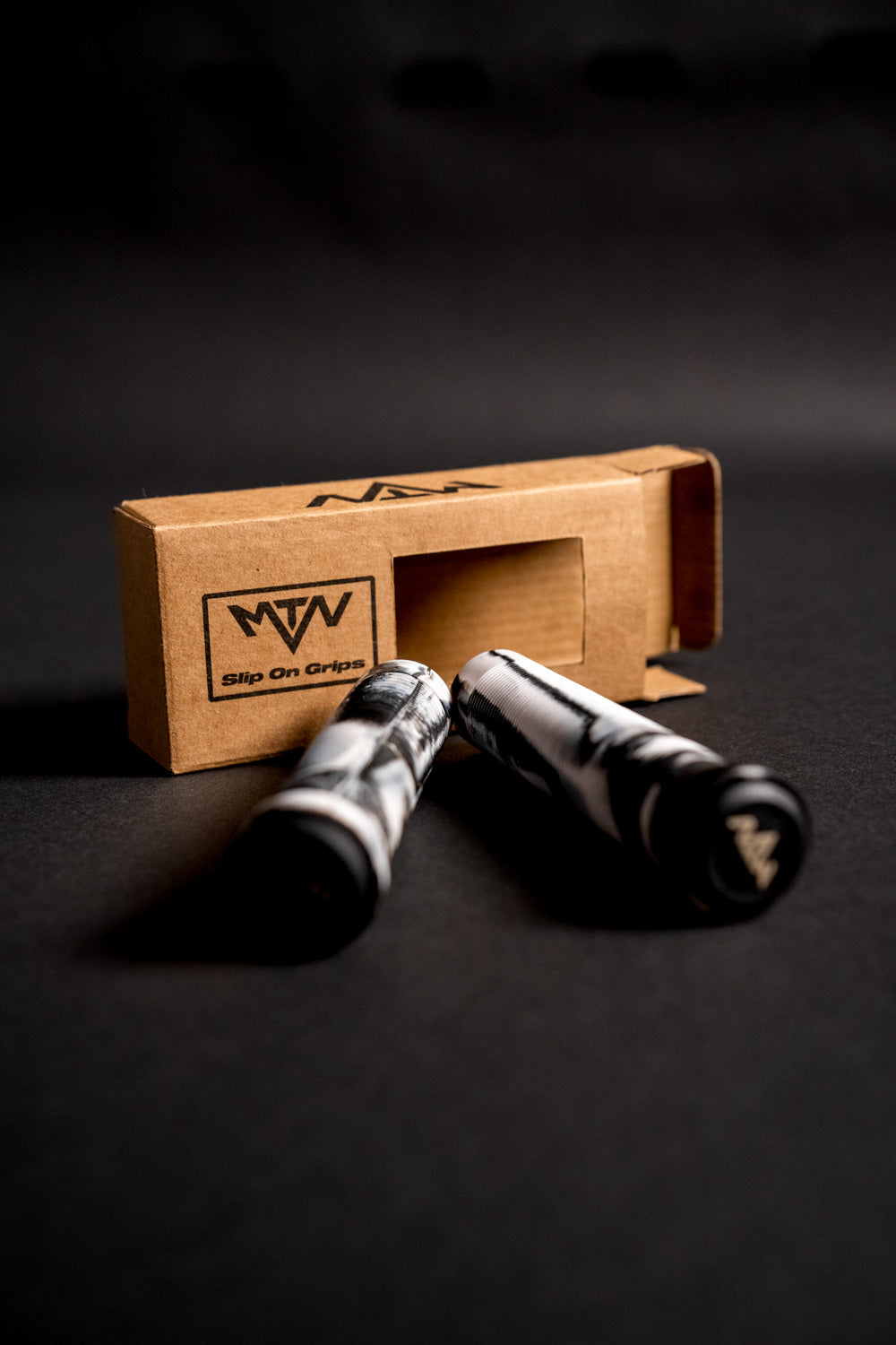 Slip On MTN Components Griffe - The Motion Brand Mountainbikegriffe Mountainbike Griffe Camo Camouflage Griffe Fahrrad Fahrradgriffe Lukas Knopf Griffe Lukas Knopf Merchandise MTB Griffe Camo BMX Griffe Downhill Griffe Freeride Griffe Camo Griffe