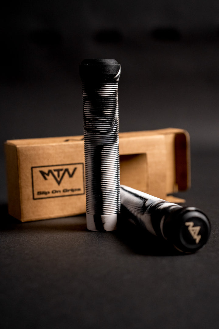 Slip On MTN Components Griffe - The Motion Brand Mountainbikegriffe Mountainbike Griffe Camo Camouflage Griffe Fahrrad Fahrradgriffe Lukas Knopf Griffe Lukas Knopf Merchandise MTB Griffe Camo BMX Griffe Downhill Griffe Freeride Griffe Camo Griffe