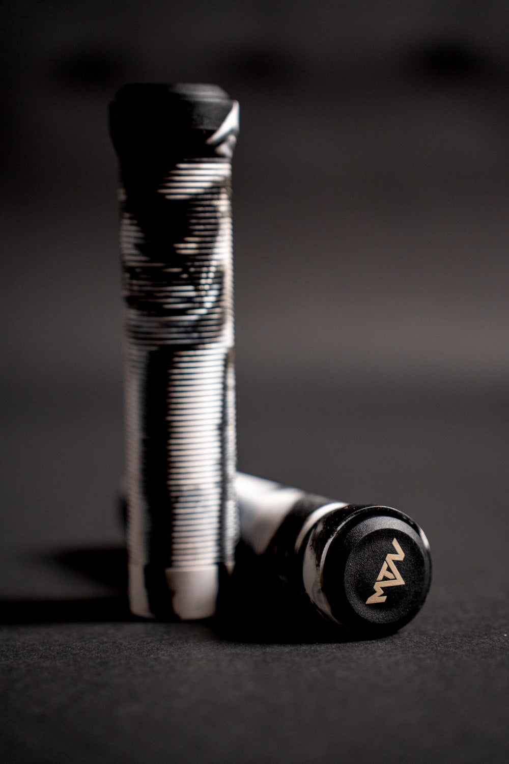 Slip On MTN Components Griffe - The Motion Brand Mountainbikegriffe Mountainbike Griffe Camo Camouflage Griffe Fahrrad Fahrradgriffe Lukas Knopf Griffe Lukas Knopf Merchandise MTB Griffe Camo BMX Griffe Downhill Griffe Freeride Griffe Camo Griffe