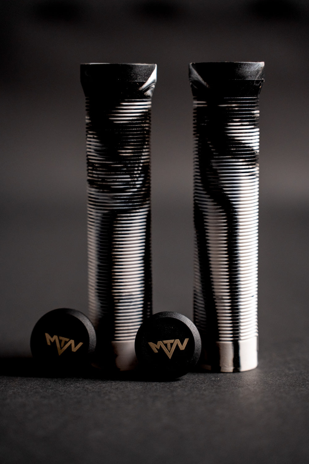 Slip On MTN Components Griffe - The Motion Brand Mountainbikegriffe Mountainbike Griffe Camo Camouflage Griffe Fahrrad Fahrradgriffe Lukas Knopf Griffe Lukas Knopf Merchandise MTB Griffe Camo BMX Griffe Downhill Griffe Freeride Griffe Camo Griffe