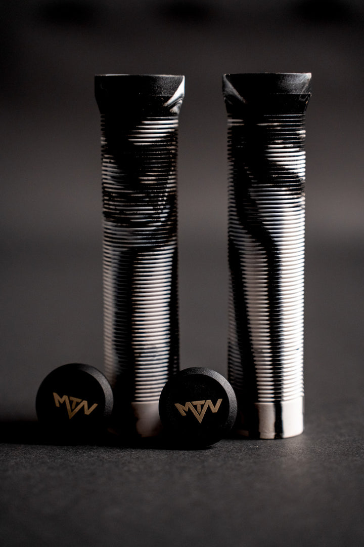 Slip On MTN Components Griffe - The Motion Brand Mountainbikegriffe Mountainbike Griffe Camo Camouflage Griffe Fahrrad Fahrradgriffe Lukas Knopf Griffe Lukas Knopf Merchandise MTB Griffe Camo BMX Griffe Downhill Griffe Freeride Griffe Camo Griffe