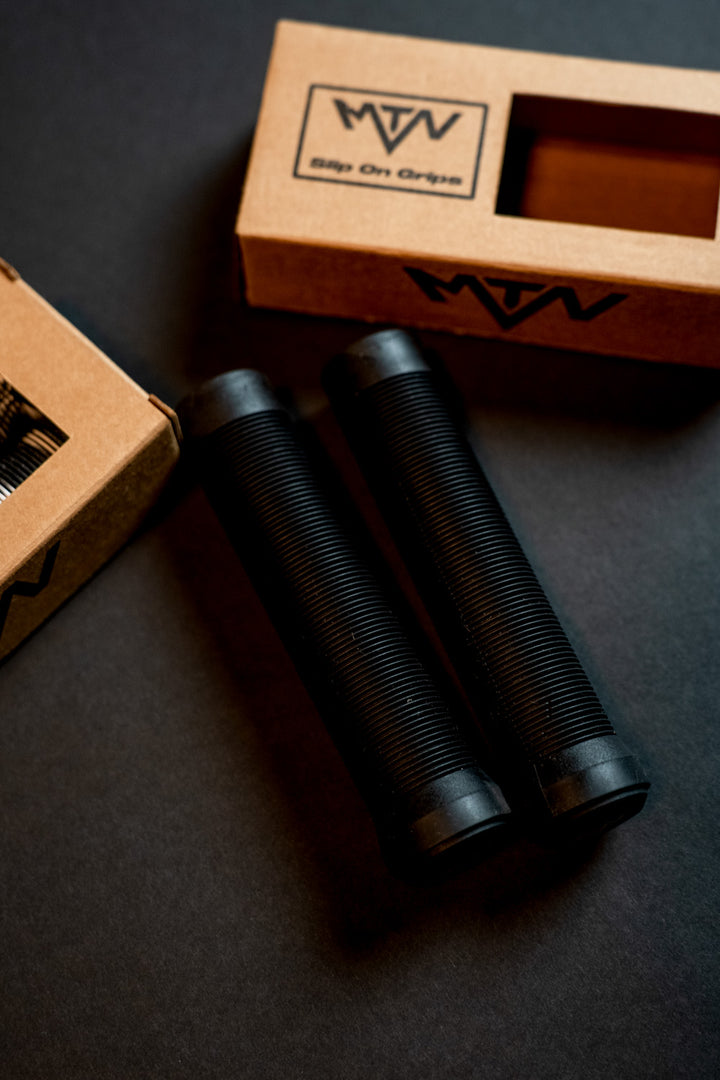 Slip On MTN Components Griffe - The Motion Brand Mountainbikegriffe Mountainbike Griffe Camo Camouflage Griffe Fahrrad Fahrradgriffe Lukas Knopf Griffe Lukas Knopf Merchandise MTB Griffe Camo BMX Griffe Downhill Griffe Freeride Griffe Black