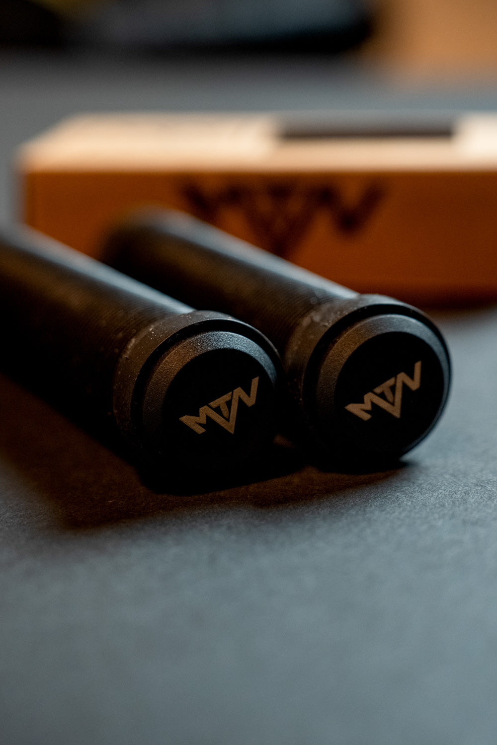 Slip On MTN Components Griffe - The Motion Brand Mountainbikegriffe Mountainbike Griffe Camo Camouflage Griffe Fahrrad Fahrradgriffe Lukas Knopf Griffe Lukas Knopf Merchandise MTB Griffe Camo BMX Griffe Downhill Griffe Freeride Griffe Black