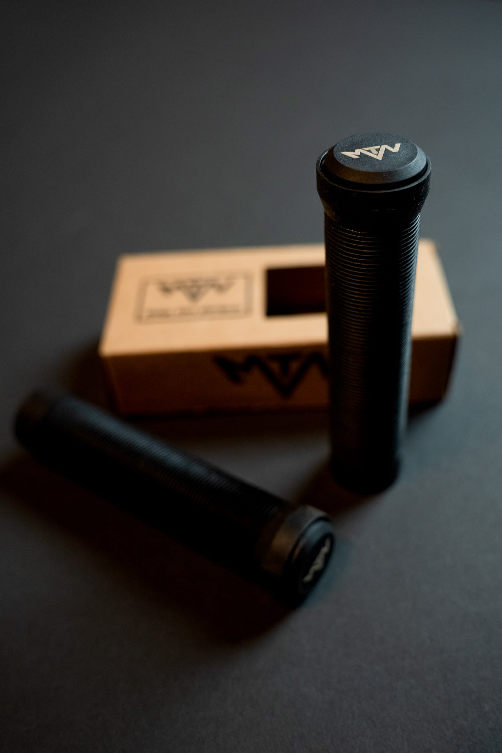 Slip On MTN Components Griffe - The Motion Brand Mountainbikegriffe Mountainbike Griffe Camo Camouflage Griffe Fahrrad Fahrradgriffe Lukas Knopf Griffe Lukas Knopf Merchandise MTB Griffe Camo BMX Griffe Downhill Griffe Freeride Griffe Black