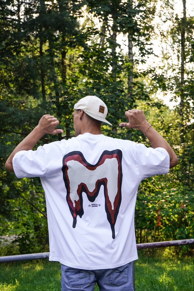 M White T-Shirt - The Motion Brand Weißes Shirt The Motion Brand 500k Rotes Shirt Lukas Knopf