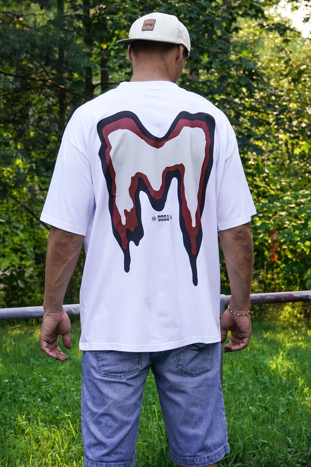 M White T-Shirt - The Motion Brand Weißes Shirt The Motion Brand 500k Rotes Shirt Lukas Knopf