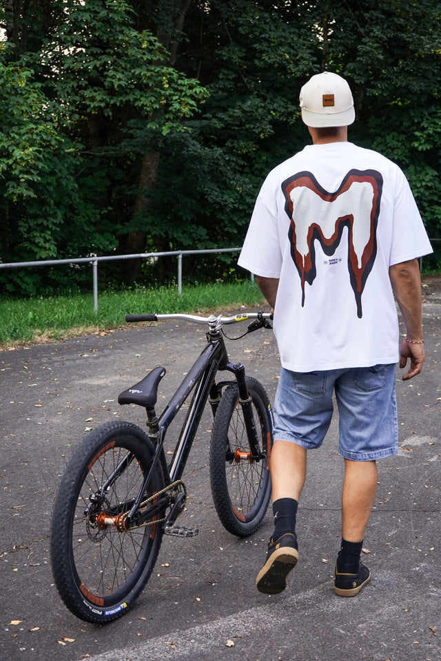 M White T-Shirt - The Motion Brand Weißes Shirt The Motion Brand 500k Rotes Shirt Lukas Knopf