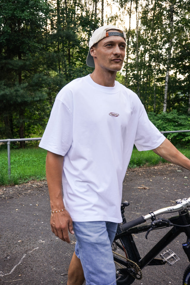 M White T-Shirt - The Motion Brand Weißes Shirt The Motion Brand 500k Rotes Shirt Lukas Knopf