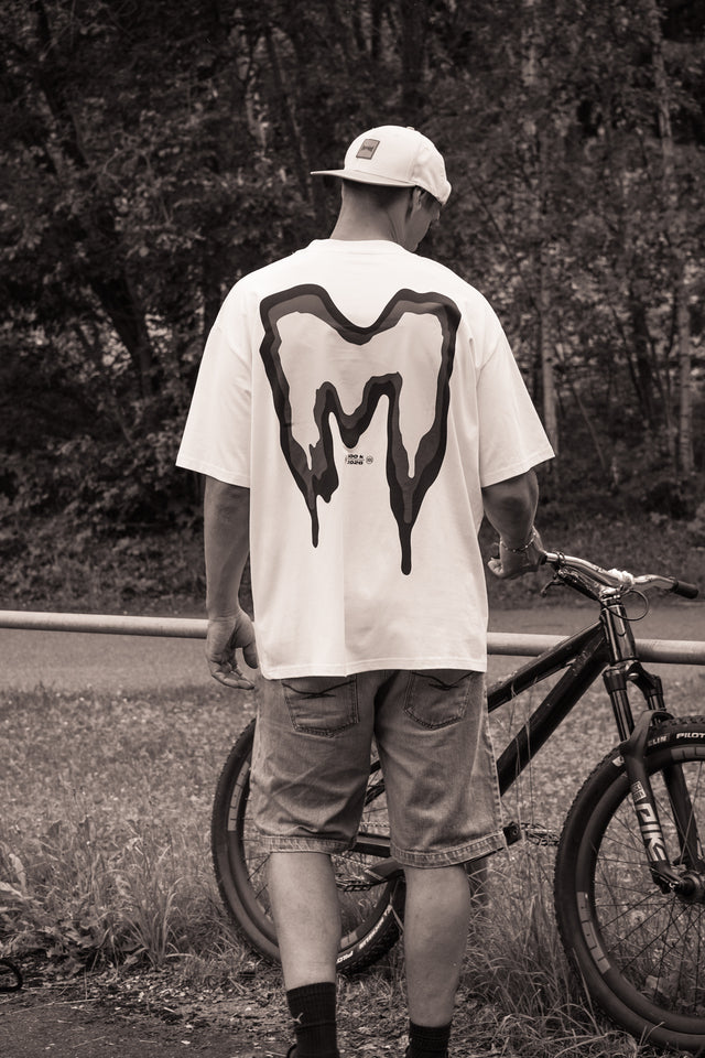 M White T-Shirt - The Motion Brand Weißes Shirt The Motion Brand 500k Rotes Shirt Lukas Knopf