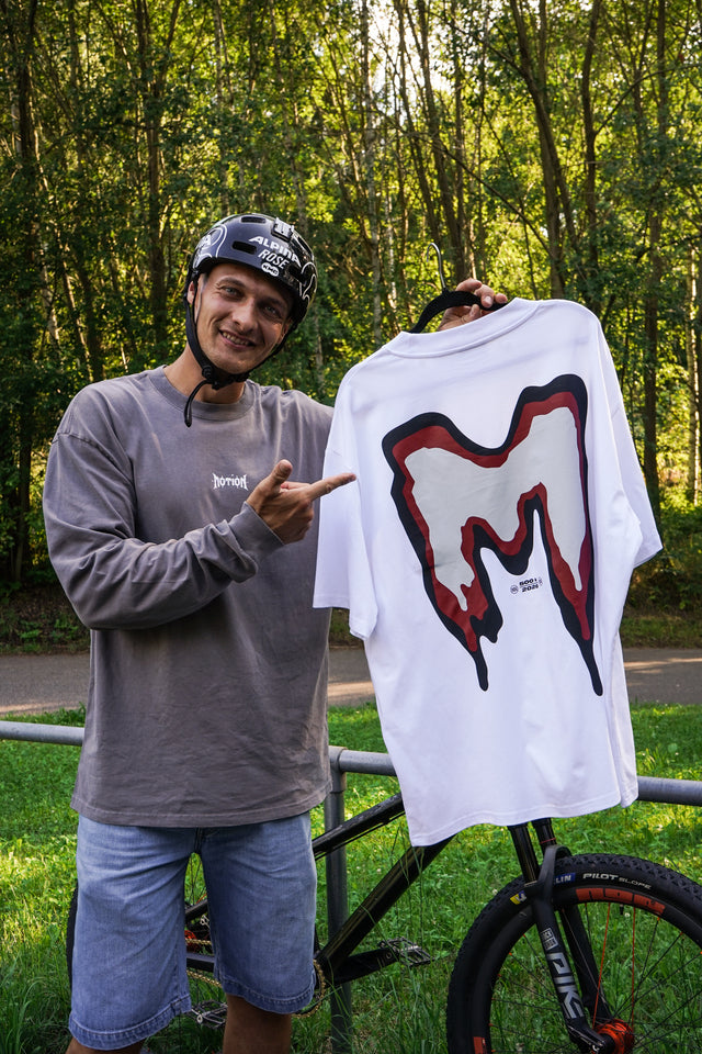 M White T-Shirt - The Motion Brand Weißes Shirt The Motion Brand 500k Rotes Shirt Lukas Knopf
