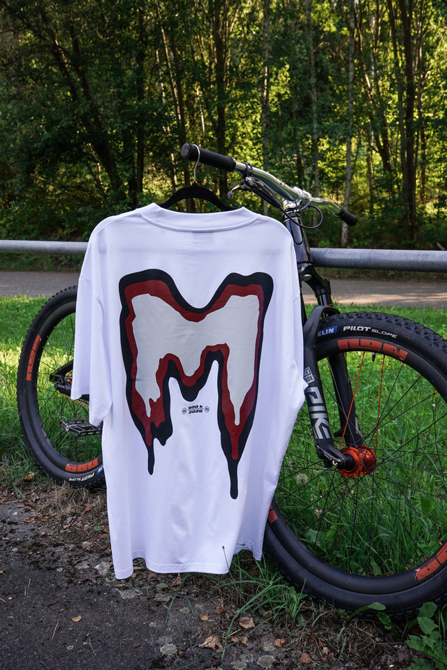 M White T-Shirt - The Motion Brand Weißes Shirt The Motion Brand 500k Rotes Shirt Lukas Knopf
