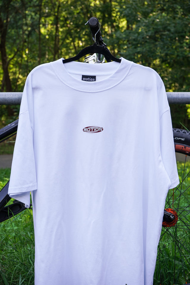 M White T-Shirt - The Motion Brand Weißes Shirt The Motion Brand 500k Rotes Shirt Lukas Knopf