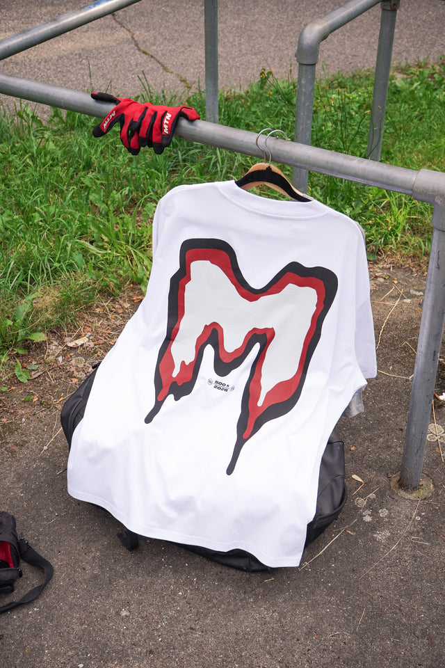 M White T-Shirt - The Motion Brand Weißes Shirt The Motion Brand 500k Rotes Shirt Lukas Knopf