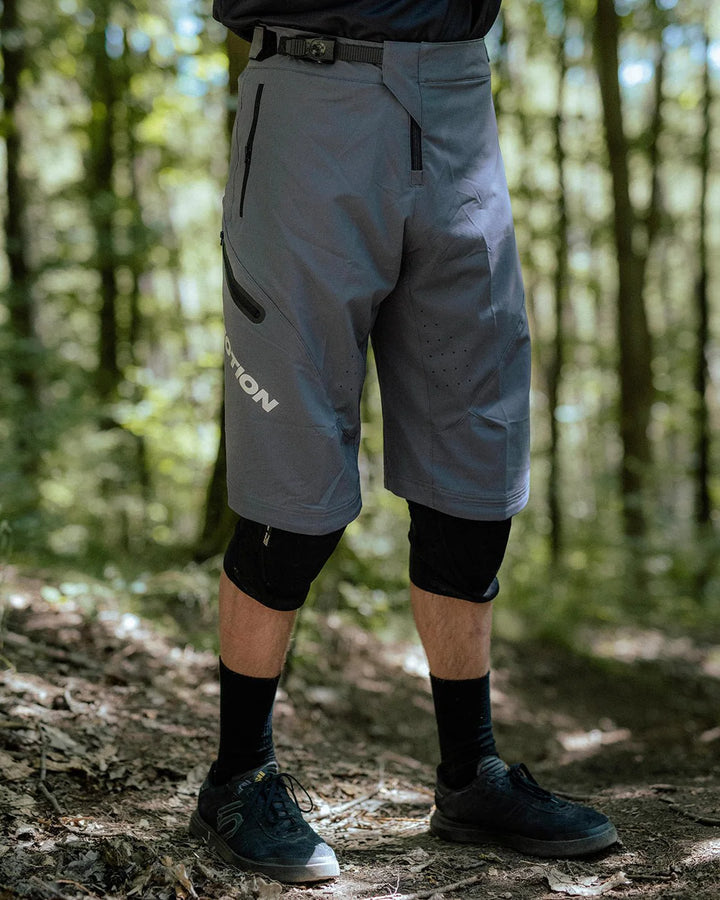 the motion brand Mtb shorts 3.0 grau Fahrradhose kurze Fahrradhose Mtb hose Mtb pant Mtb pants hose grau Mtb shorts grau Lukas knopf merch merchandise graue kurze fahrradhose kurze mtb hose