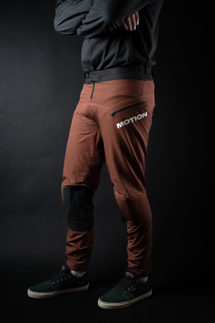 Brown Trail MTB Pants (Hose) lang - The Motion Brand Fahrradhose Mountainbike Hose mit Protektor Lukas Knopf Fahrradhose MTB Freeride Hose Downhill Hose Downhill Pants Braun Brown Pants