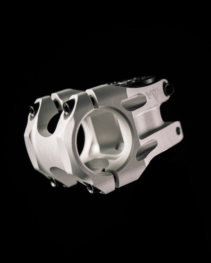 MTN Components MTB Vorbau - The Motion Brand MTN Components MTB Vorbau - The Motion Brand Lukas Knopf Vorbau Lukas Knopf Komponenten Merchandise Lukas Knopf Griffe Lifes Short Stunt It Lenker MTB Lenker Lukas Knopf Vorbau Silberner Vorbau Grauer Vorbau Matt