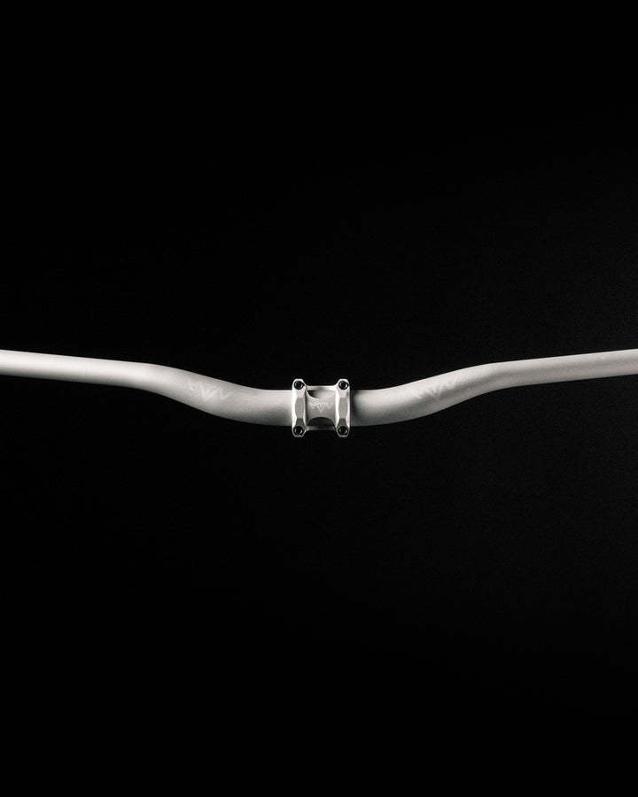 MTN Components MTB Vorbau - The Motion Brand MTN Components MTB Vorbau - The Motion Brand Lukas Knopf Vorbau Lukas Knopf Komponenten Merchandise Lukas Knopf Griffe Lifes Short Stunt It Lenker MTB Lenker Lukas Knopf Vorbau Silberner Vorbau Grauer Vorbau Matt