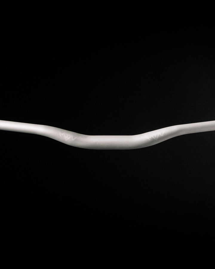 MTN Components MTB Lenker - The Motion Brand Lukas Knopf Lenker Lukas Knopf Komponenten Merchandise Lukas Knopf Griffe Lifes Short Stunt It Silberner Lenker Silber Lenker Grauer Lenker