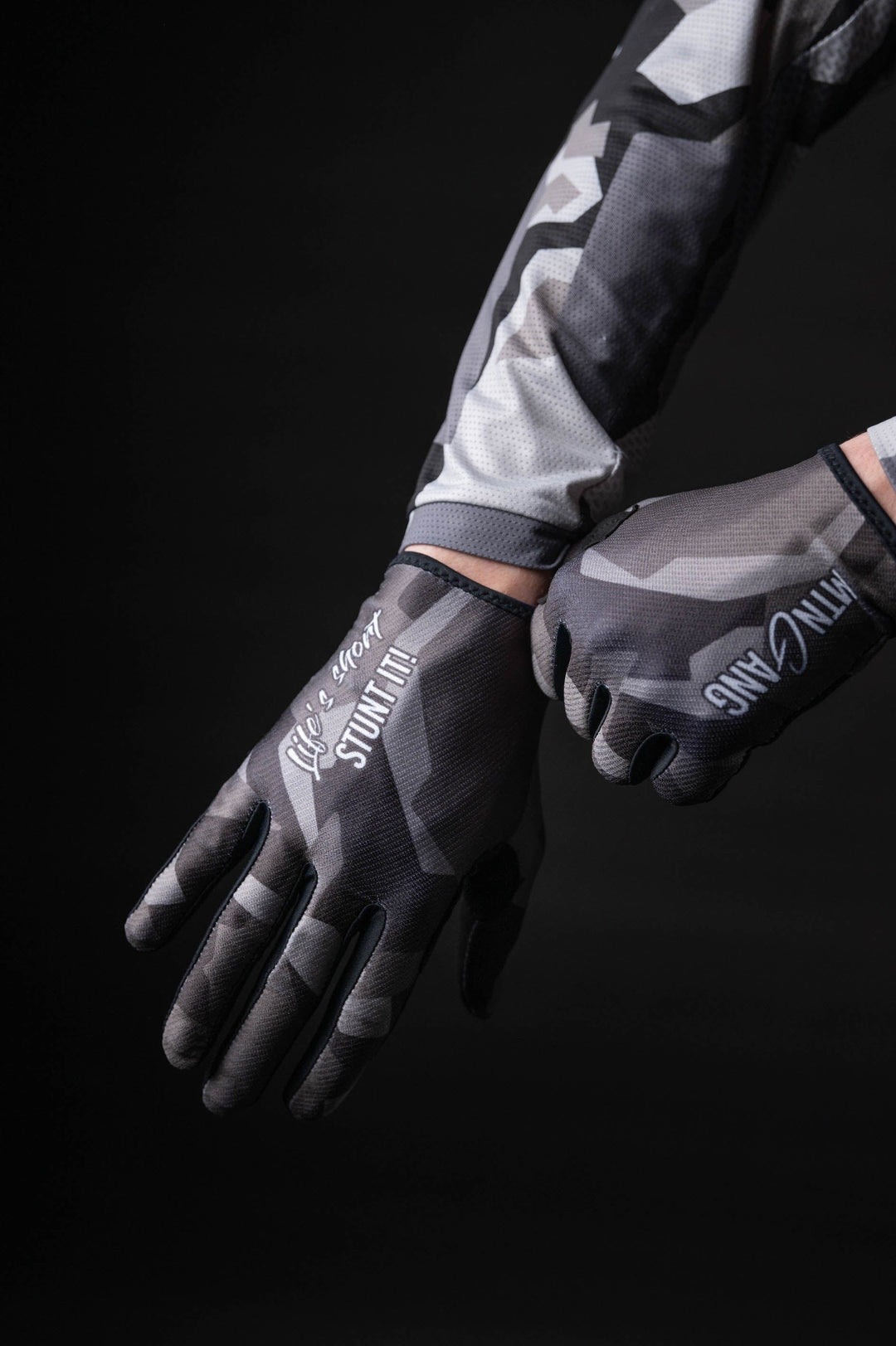 Dark-Camo MTB Handschuhe - The Motion Brand  Bike Gloves Bike Handschuhe Fahrradhandschuhe Bikewear Bike wear Glove Camouflage Lukas Knopf Merch Lukas Knopf Merchandise Life's Short Stunt It