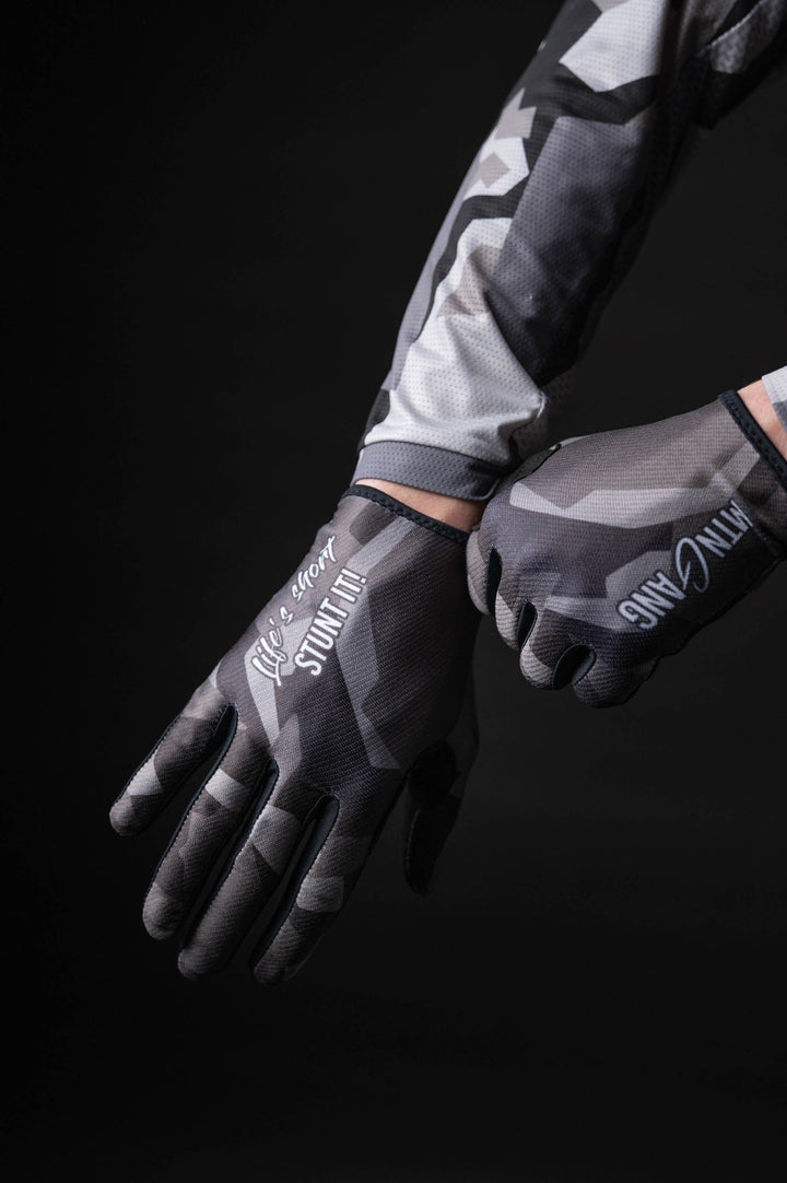Dark-Camo MTB Handschuhe - The Motion Brand  Bike Gloves Bike Handschuhe Fahrradhandschuhe Bikewear Bike wear Glove Camouflage Lukas Knopf Merch Lukas Knopf Merchandise Life's Short Stunt It