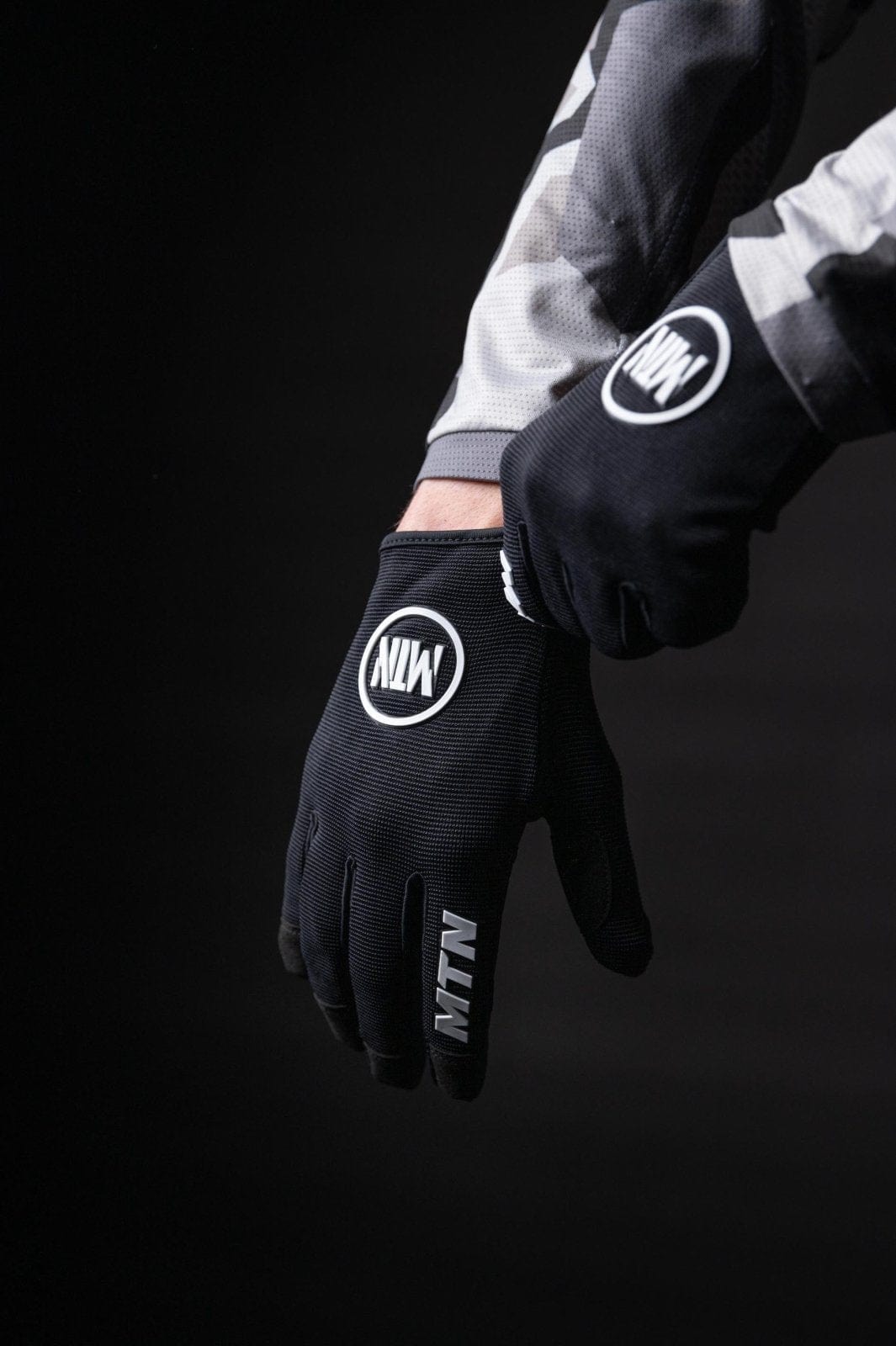 intey fahrradhandschuhe All Black MTB Handschuhe MTN – Lukas Knopf