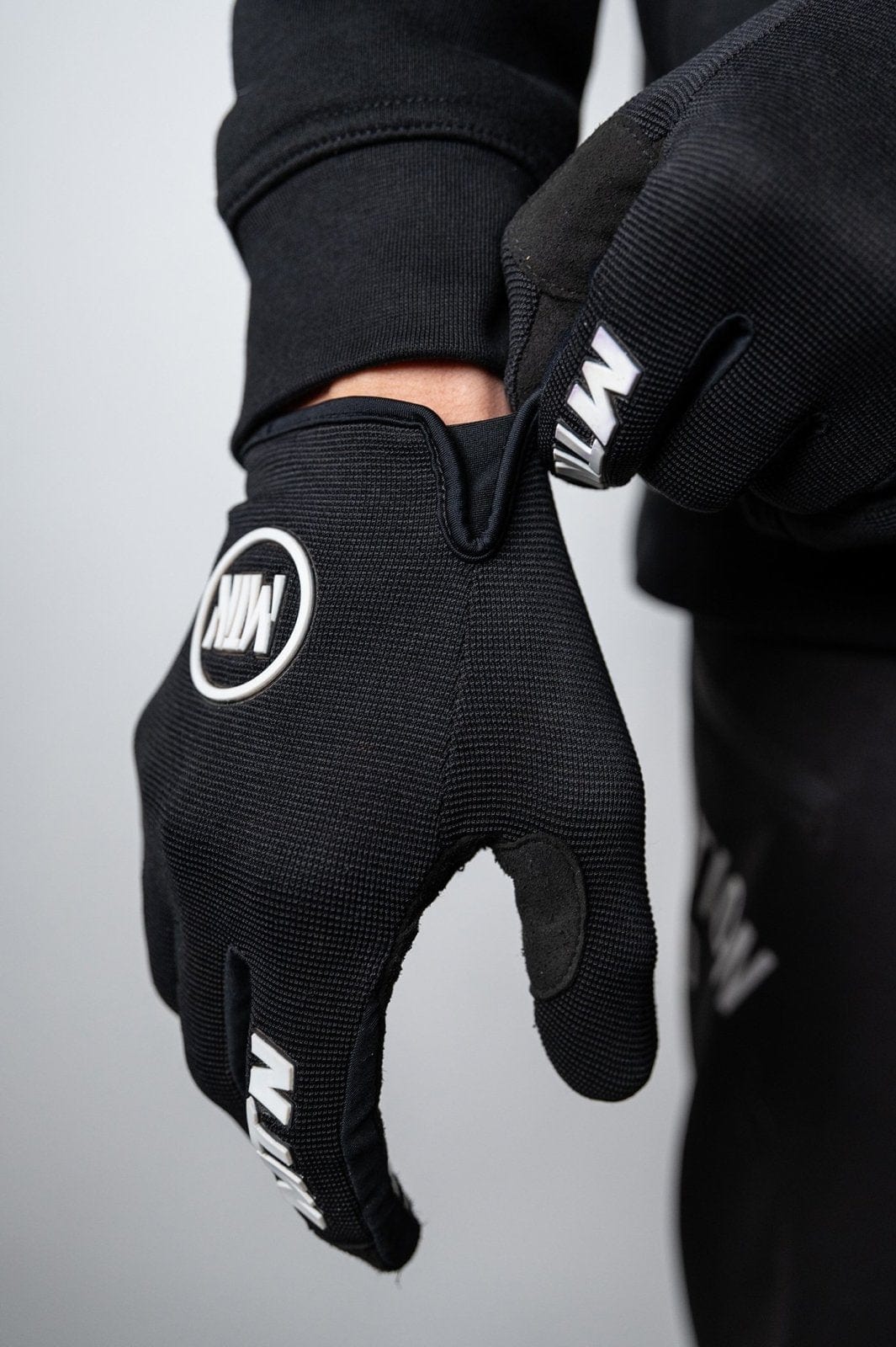 All Black MTB Handschuhe MTN - The Motion Brand Bike Gloves Bike Handschuhe Fahrradhandschuhe Bikewear Bike wear Glove Schwarz Schwarze Fahrradhandschuhe Fahrradhandschuhe mit Handyfunktion Handschuhe Display bedienbar Fahrradhandschuhe smartphone smartphone handschuhe mtb handschuhe mtb glove mountainbike handschuhe schwarz